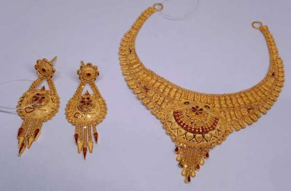The Sukkhi Gold Necklace Set