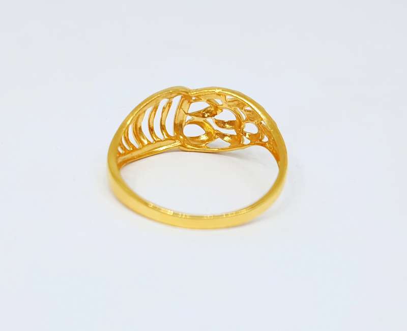 Leaf Pattern Seven Stone Gold and Diamond Ring
