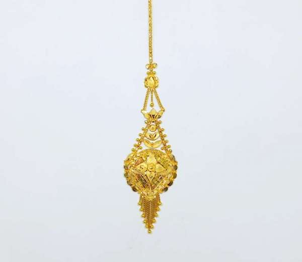 This Gold Maang Tikka features a superior design