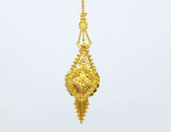 This Gold Maang Tikka features a superior design