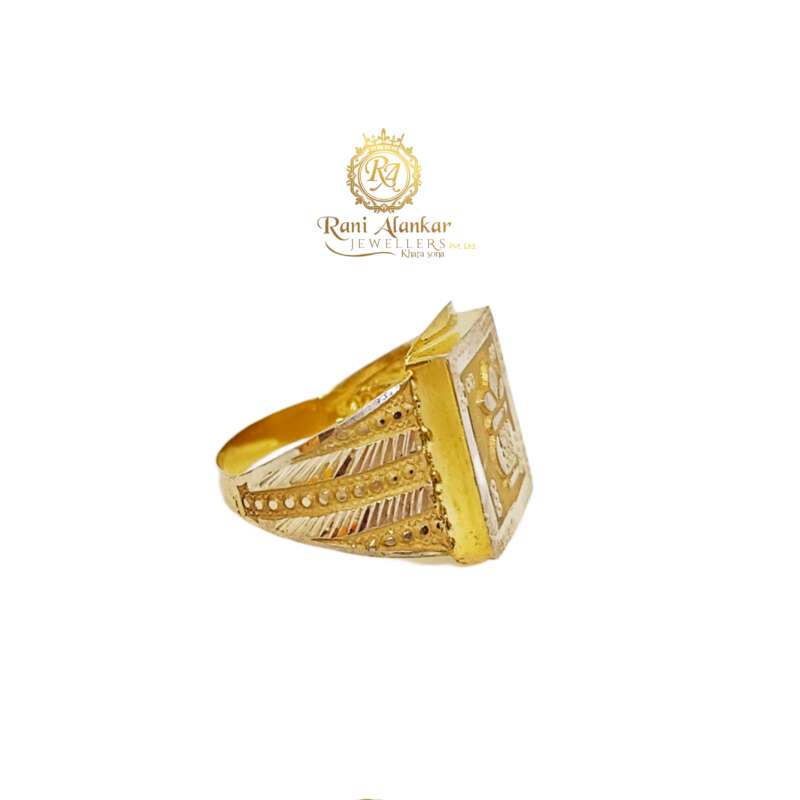 Men's Wedding Ring in Yellow Gold with Engraved Lines | KLENOTA